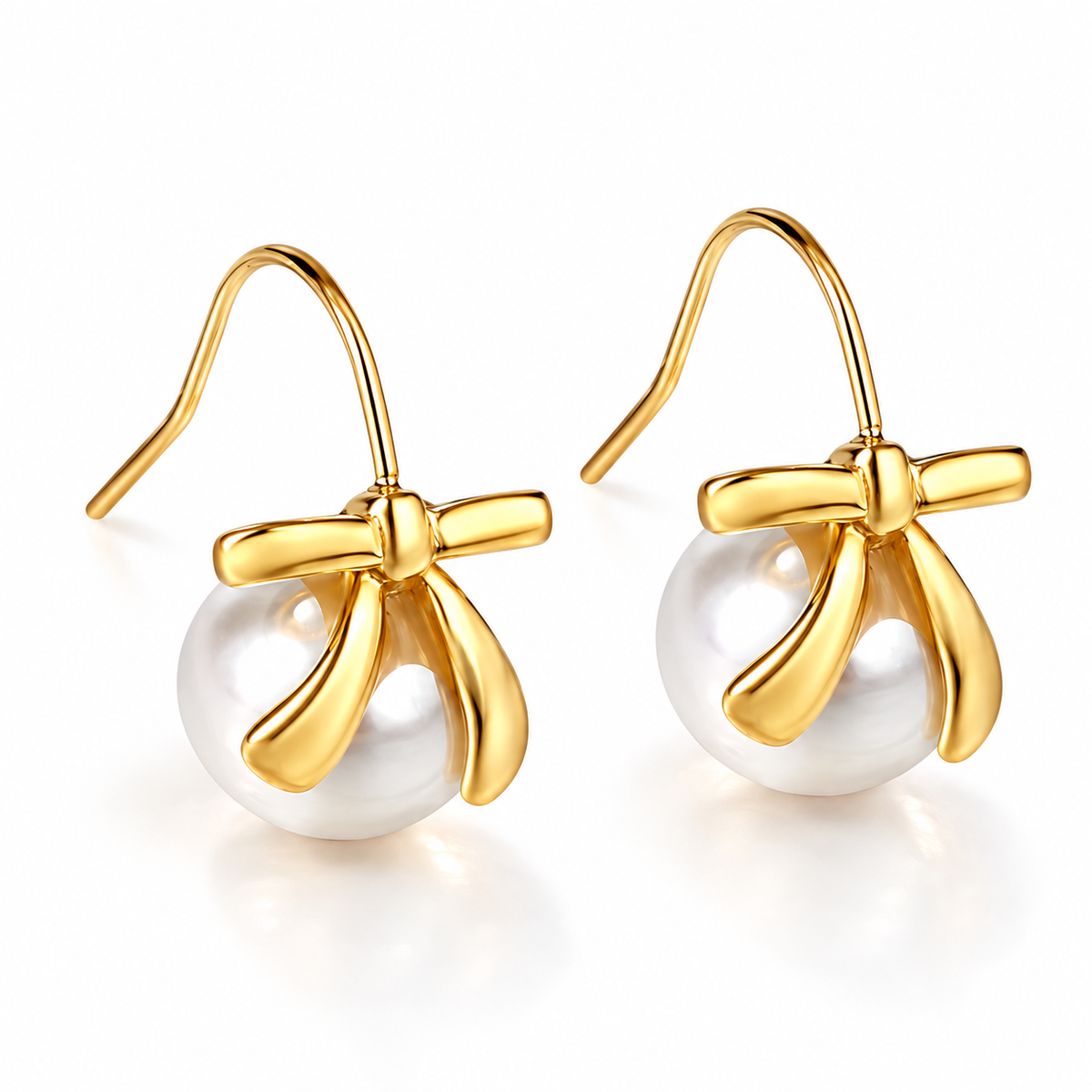 Pearl Bow Ohrringe – Ohrhänger aus Edelstahl, vergoldet, weiße Perle unter goldener Schleife