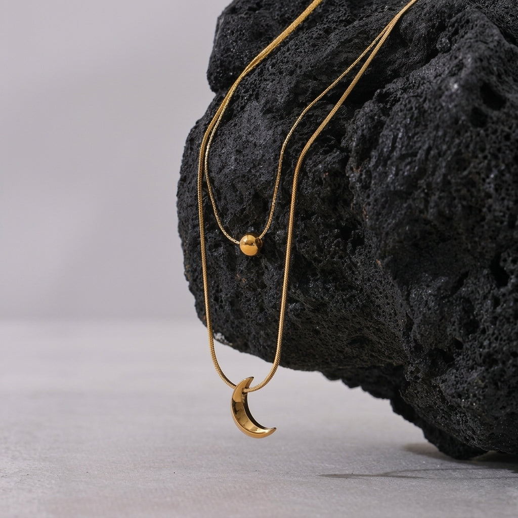 Lunara Moon Layer Kette – Layering-Kette aus Edelstahl, vergoldet, mit Halbmond-Anhänger – Ansicht 3