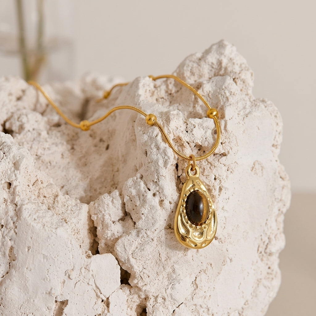 Sahara Tiger Stone Kette – Kette mit Anhänger aus Edelstahl, vergoldet, brauner Tigerstein – Ansicht 3
