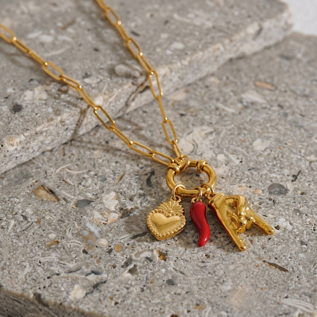 Fuego Heart Charm Kette – Gliederkette aus Edelstahl, vergoldet, mit Herz und rotem Chili-Charm – Ansicht 3