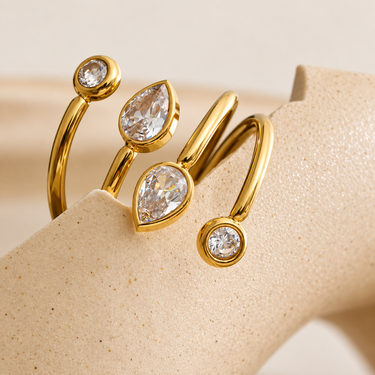 Alisa Twin Flow Ring – offener Ring aus Edelstahl, vergoldet, runde und tropfenförmige Zirkonia – Ansicht 3