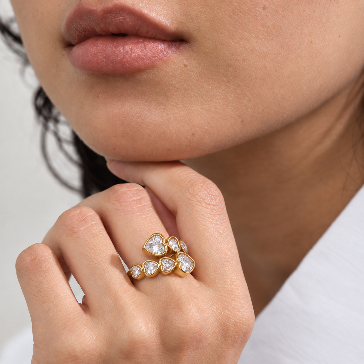 Amora Crystal Heart Ring – Ring aus Edelstahl, vergoldet, mit klaren herzförmigen Zirkonia – Ansicht 2