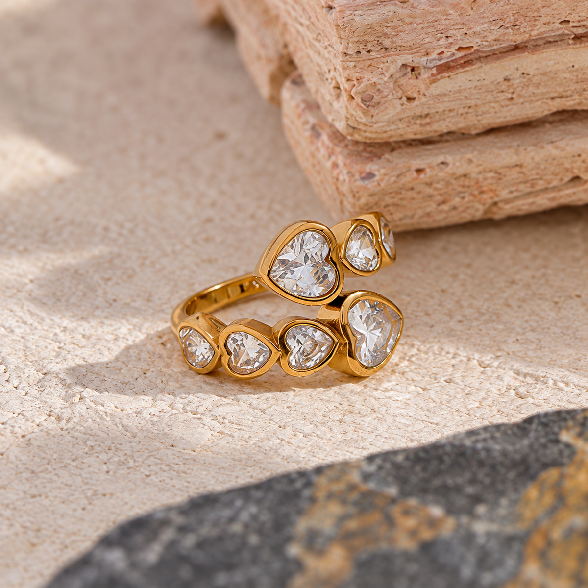 Amora Crystal Heart Ring – Ring aus Edelstahl, vergoldet, mit klaren herzförmigen Zirkonia – Ansicht 3