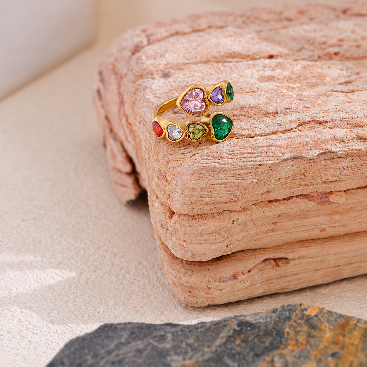 Amora Rainbow Heart Ring – Ring aus Edelstahl, vergoldet, mit bunten herzförmigen Zirkonia – Ansicht 3