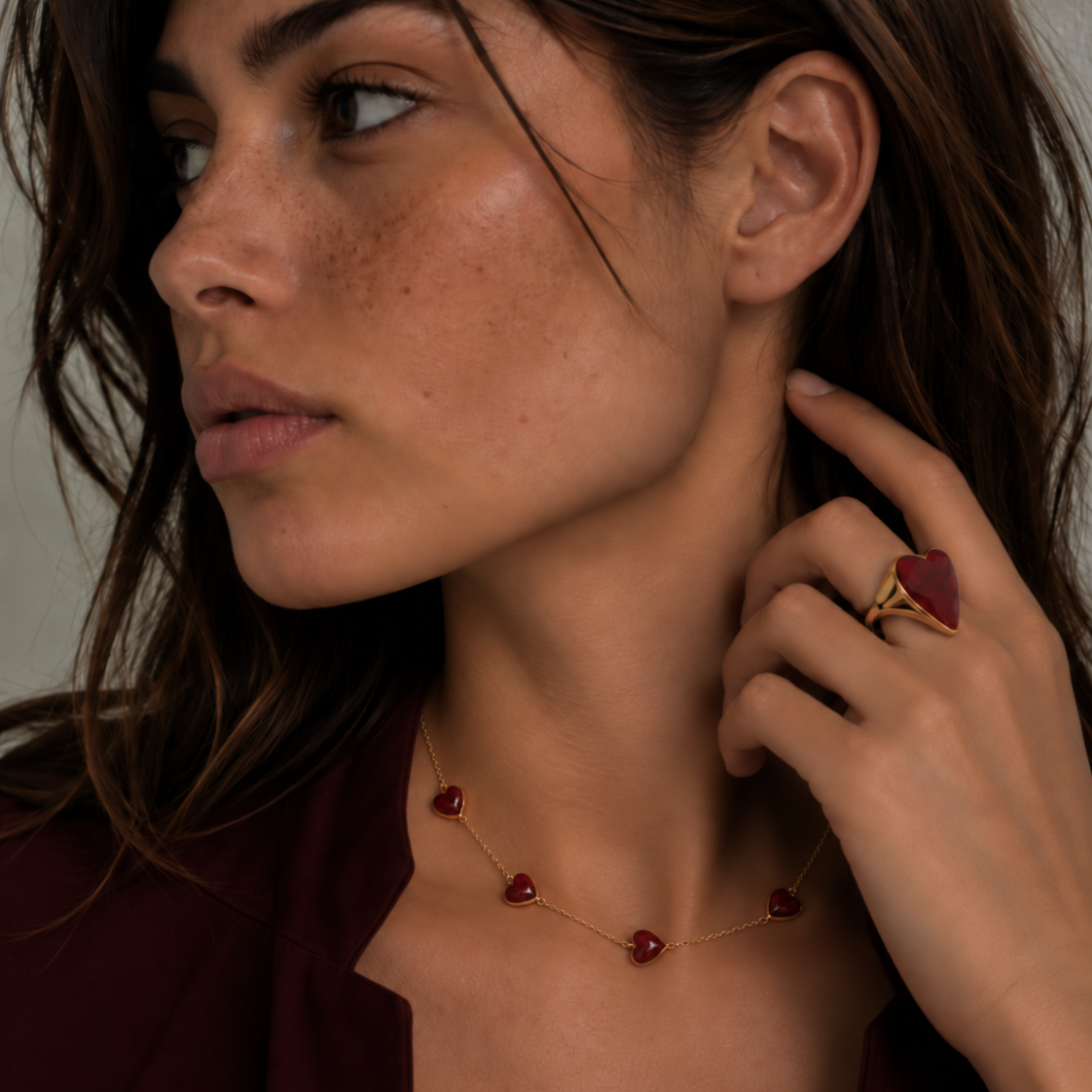 Amora Rouge Ring – verstellbarer Ring aus Edelstahl, vergoldet, großes tiefrotes Herz – Ansicht 3