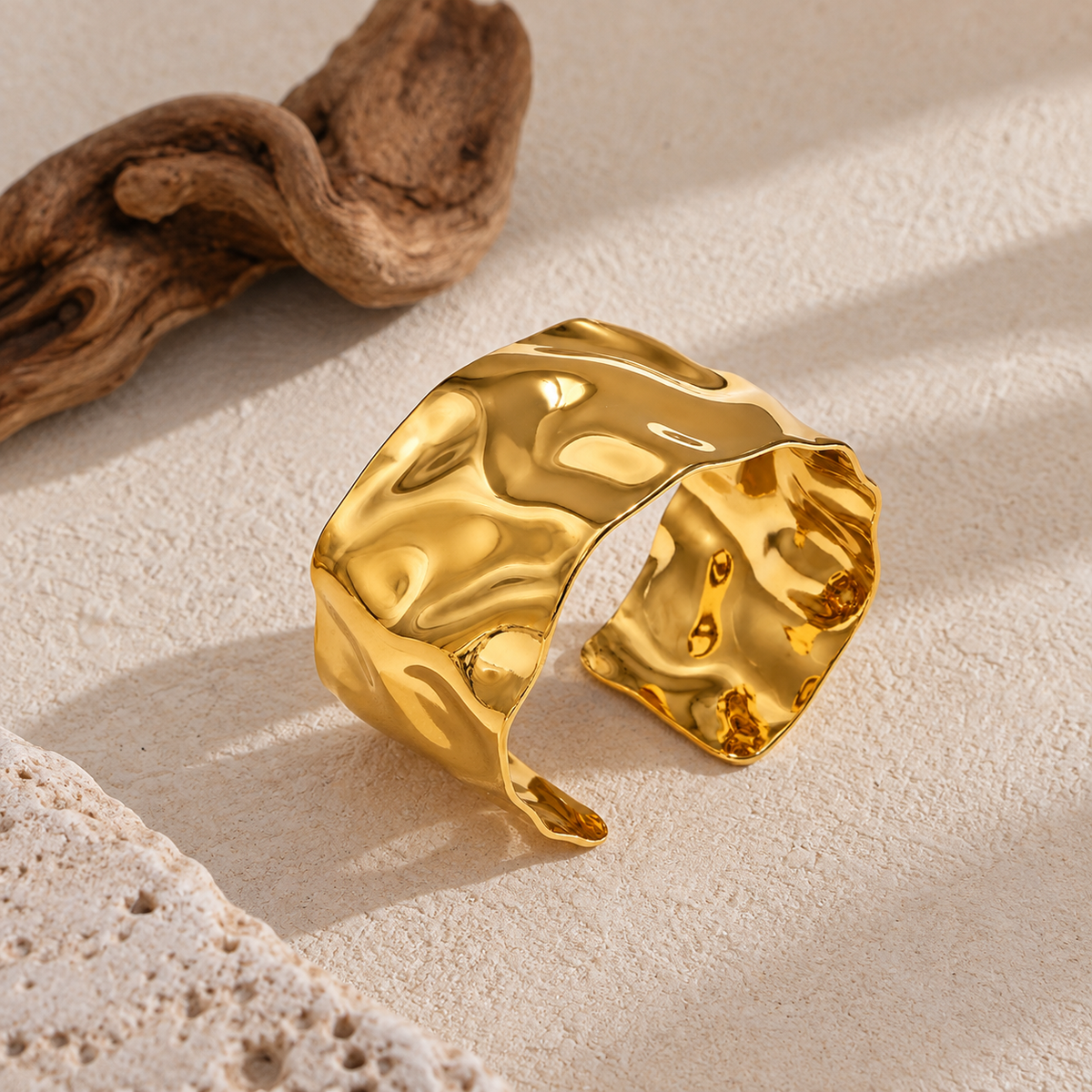 Aurea Sculpt Cuff Armreif – Armreif aus Edelstahl, vergoldet, breit mit gewellter Oberfläche – Ansicht 3