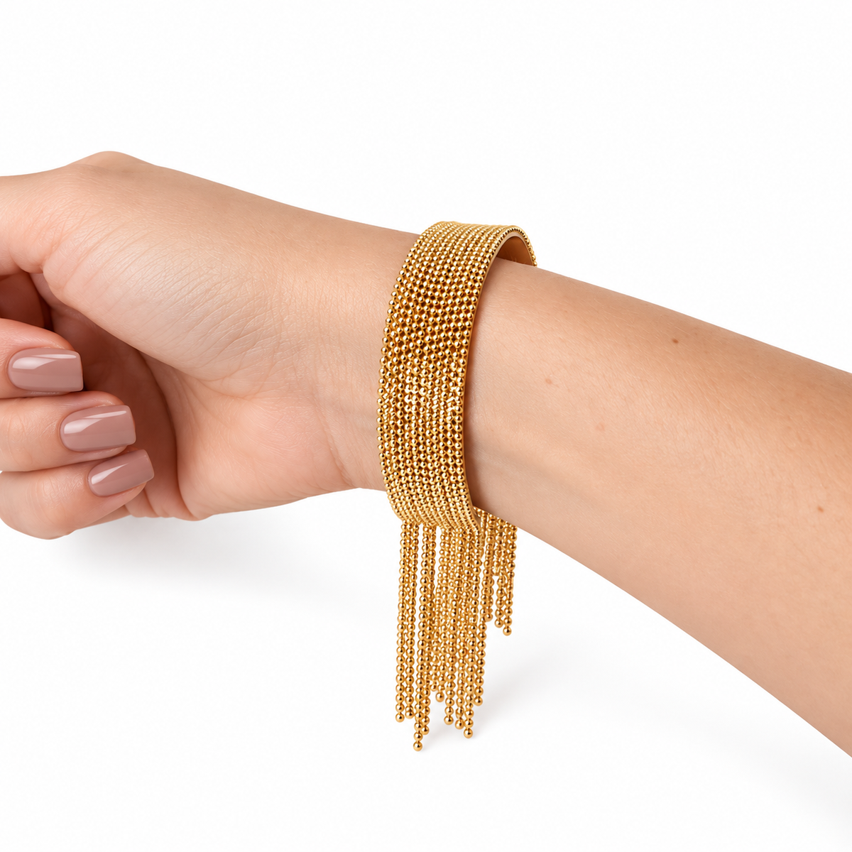 Aurelia Tassel Armband – Armreif aus Edelstahl, vergoldet, offene Enden mit Quasten – Ansicht 3