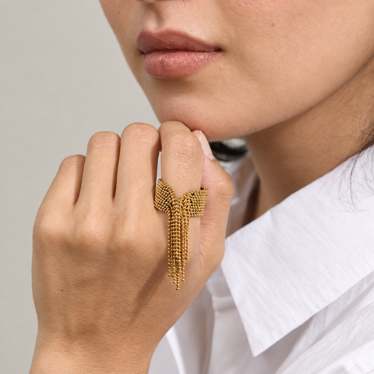 Aurelia Tassel Ring – Ring aus Edelstahl, vergoldet, Kugelstruktur mit beweglichen Quasten – Ansicht 2