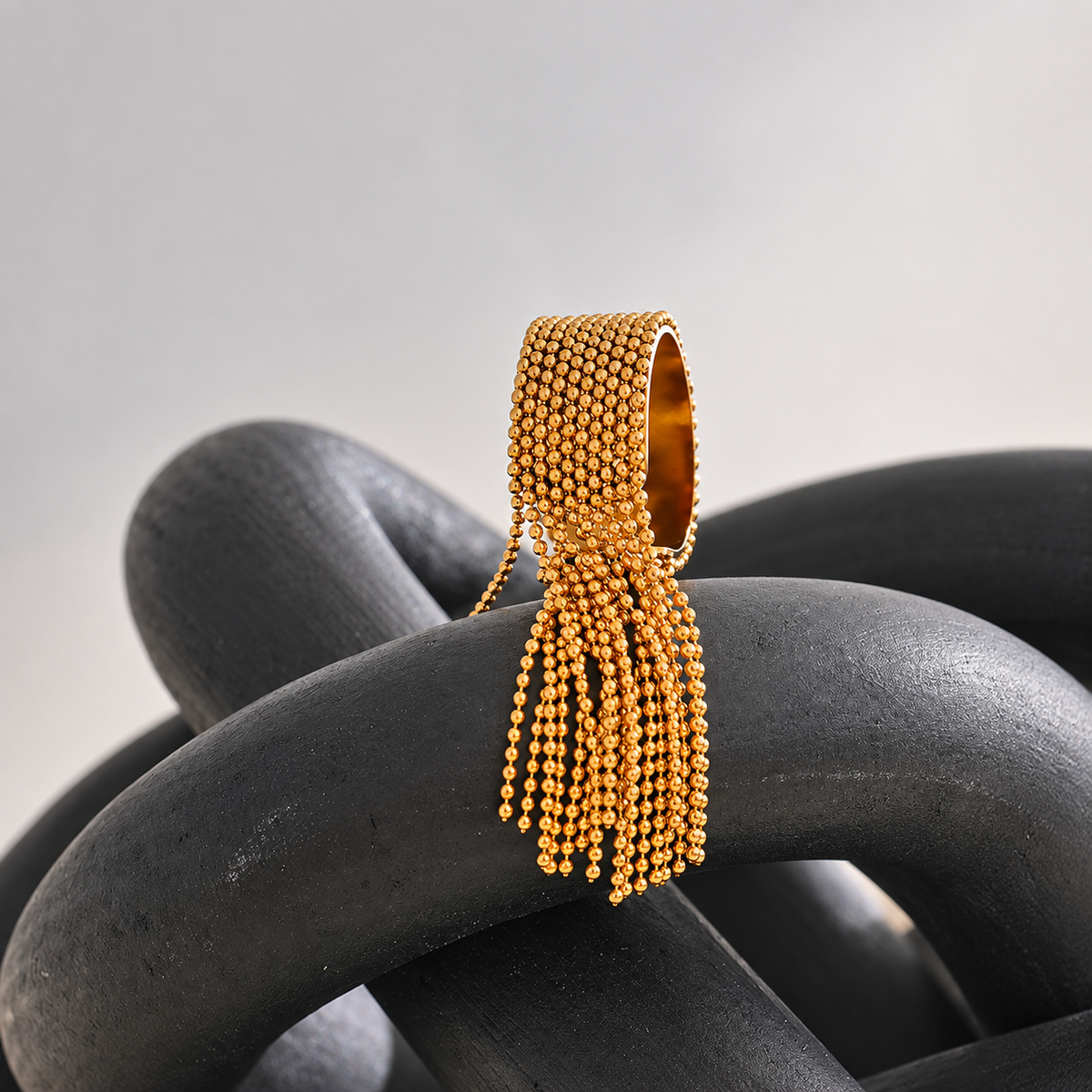 Aurelia Tassel Ring – Ring aus Edelstahl, vergoldet, Kugelstruktur mit beweglichen Quasten – Ansicht 3