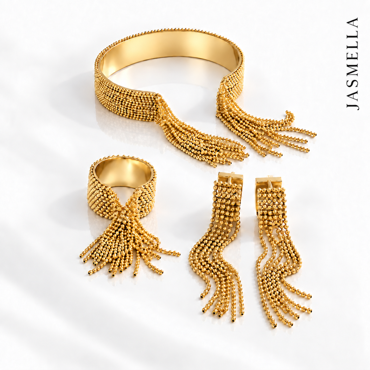Aurelia Tassel Set – Schmuckset aus Edelstahl, vergoldet, Armreif, Creolen und Ring mit Quasten – Ansicht 3