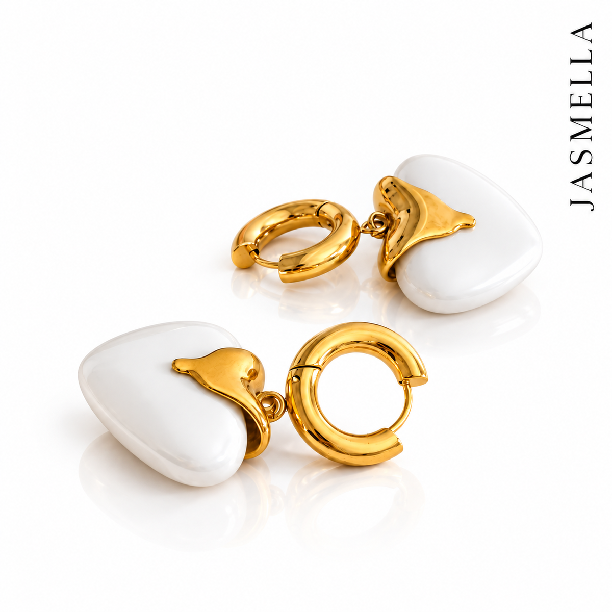 Avelia Pearl Ohrringe – Creolen aus Edelstahl, vergoldet, Herzanhänger in Perlenoptik – Ansicht 3