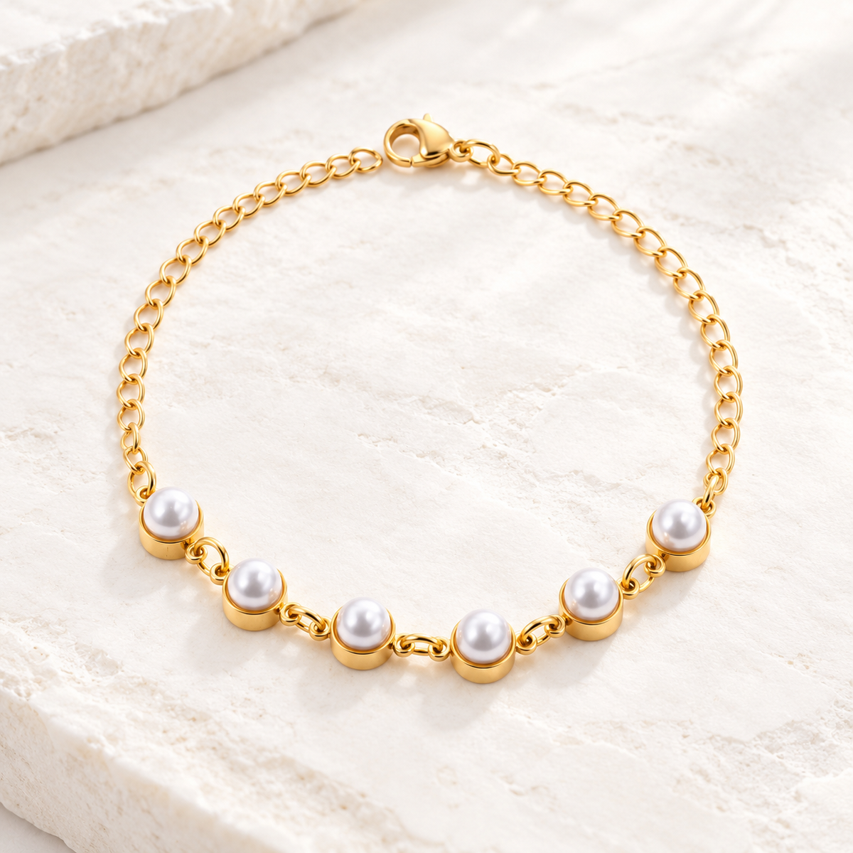 Avielle Pearl Armband – Armband aus Edelstahl, vergoldet, sechs rund gefasste Schmuckperlen – Ansicht 2