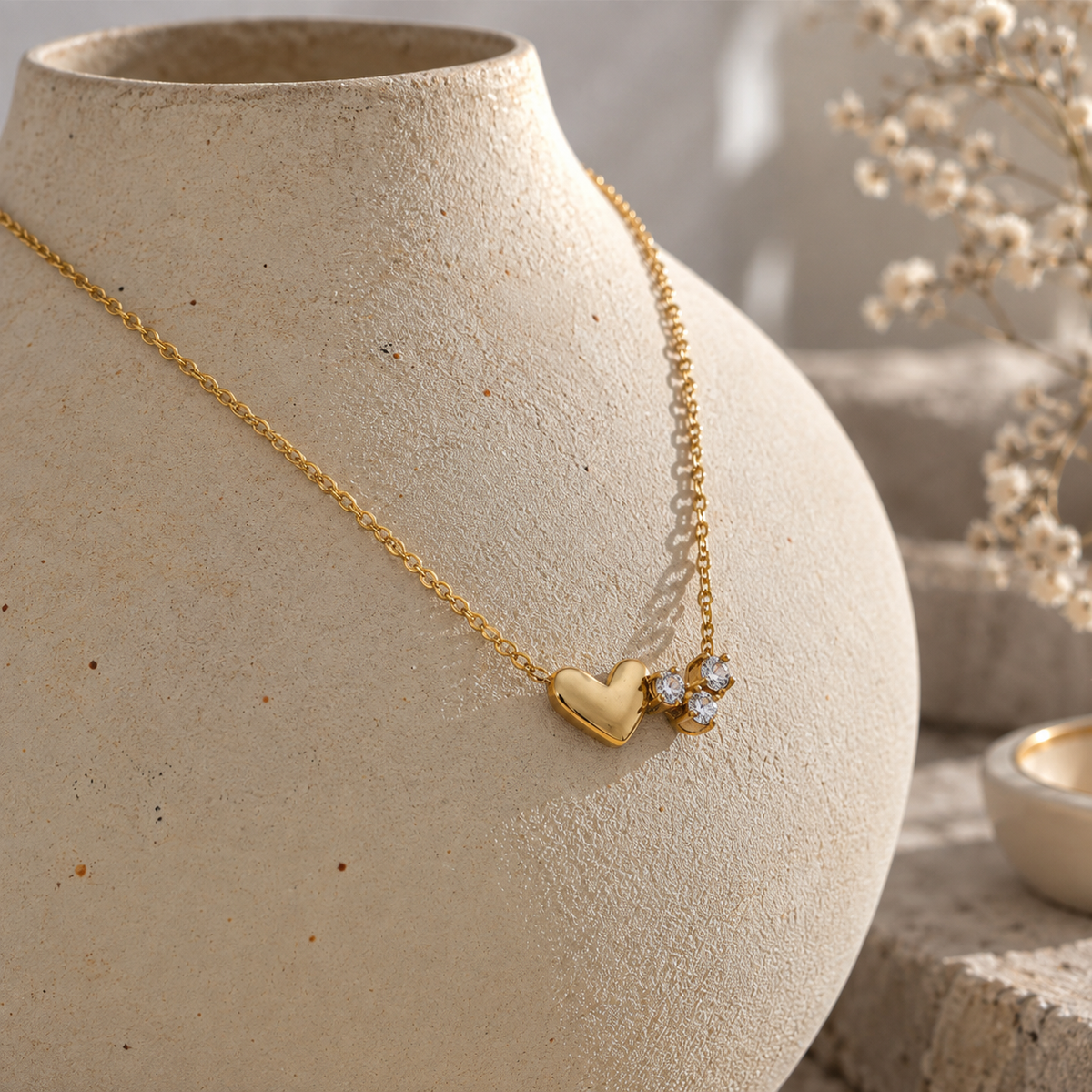 Calia Heart Kette – Herzkette aus Edelstahl, vergoldet, kleiner Herz-Anhänger mit Zirkonia – Ansicht 4