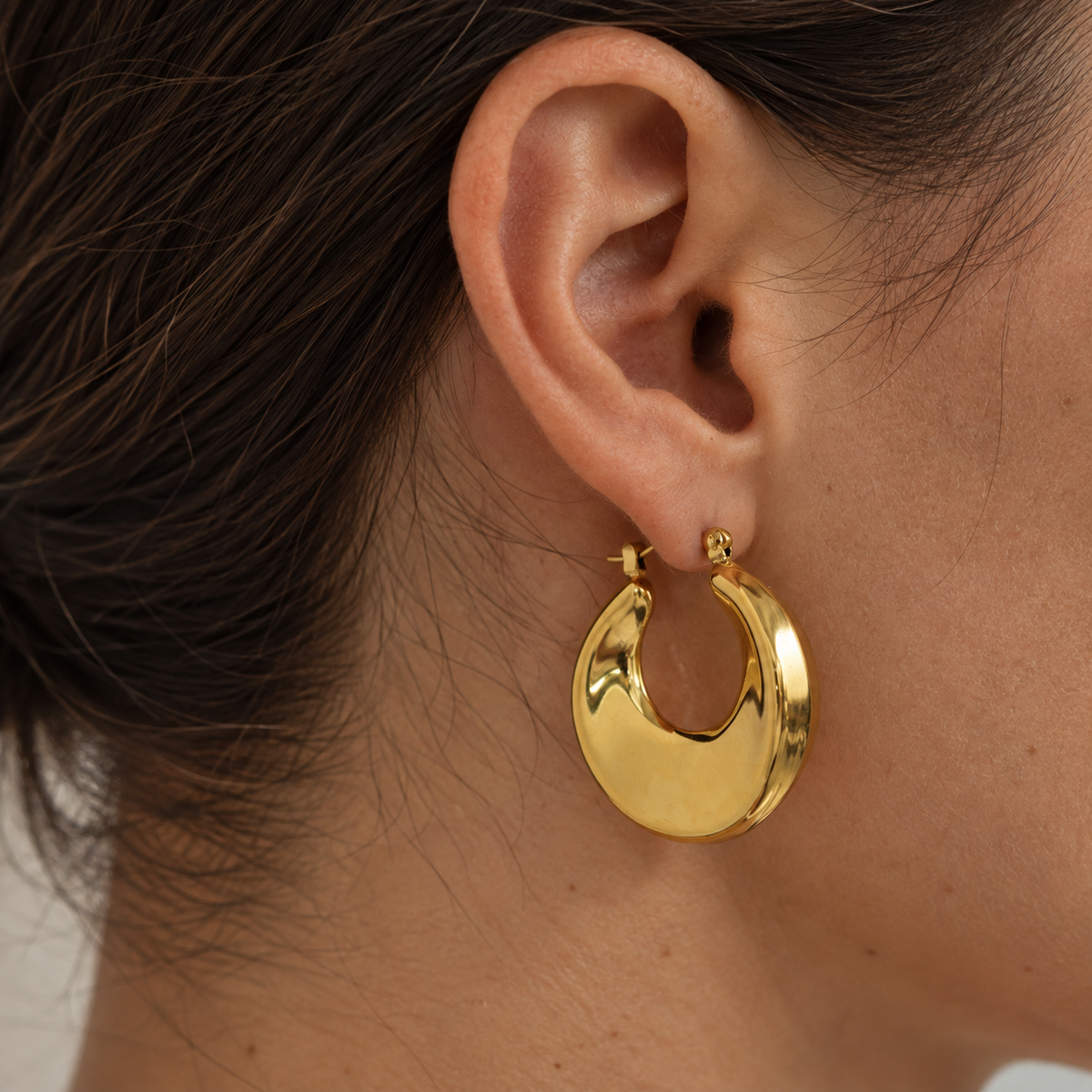 Elara Bold Hoop Creolen – Creolen aus Edelstahl, vergoldet, voluminös und hohl – Ansicht 2