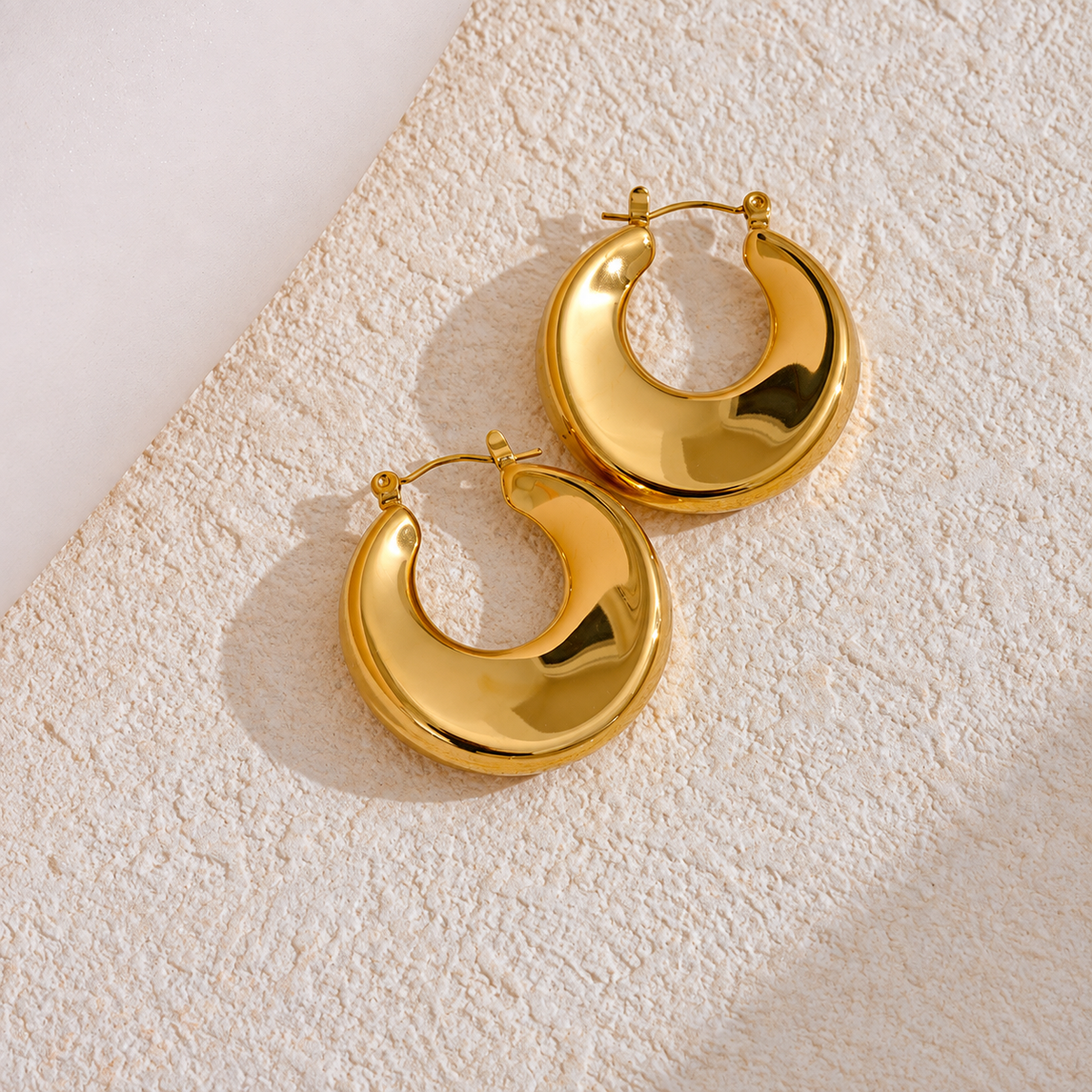 Elara Bold Hoop Creolen – Creolen aus Edelstahl, vergoldet, voluminös und hohl – Ansicht 3