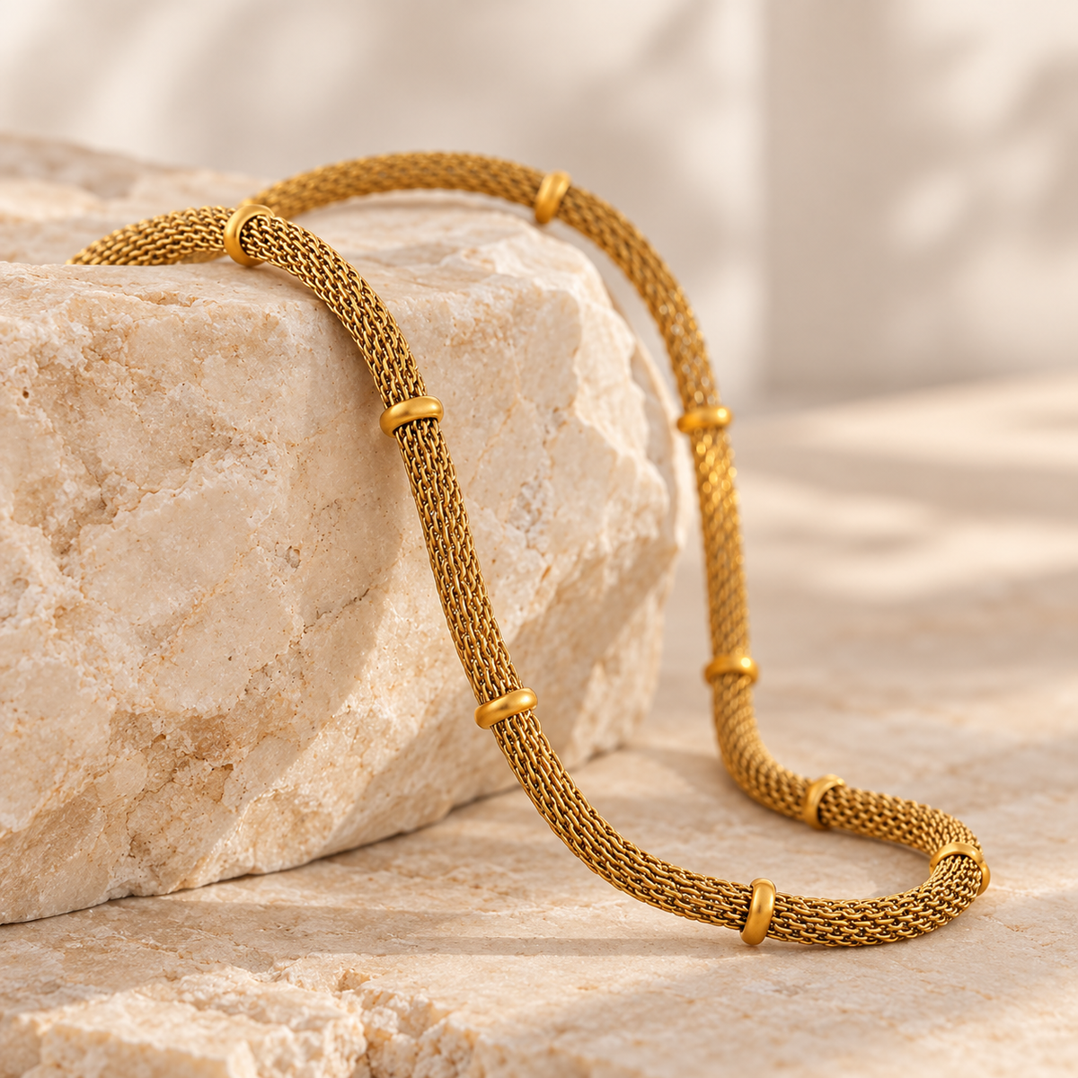 Elara Mesh Kette – Goldkette aus Edelstahl, vergoldet, mit flacher mehrreihiger Mesh-Struktur – Ansicht 4