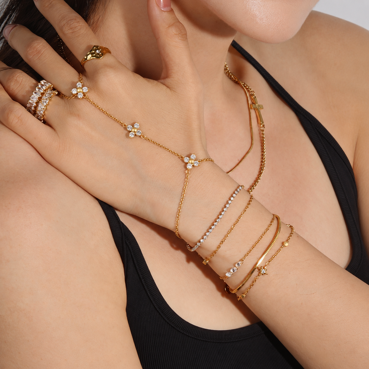 Elowen Crystal Hand Chain – Handkette aus Edelstahl, vergoldet, Ring und Zirkonia-Motiv – Ansicht 3