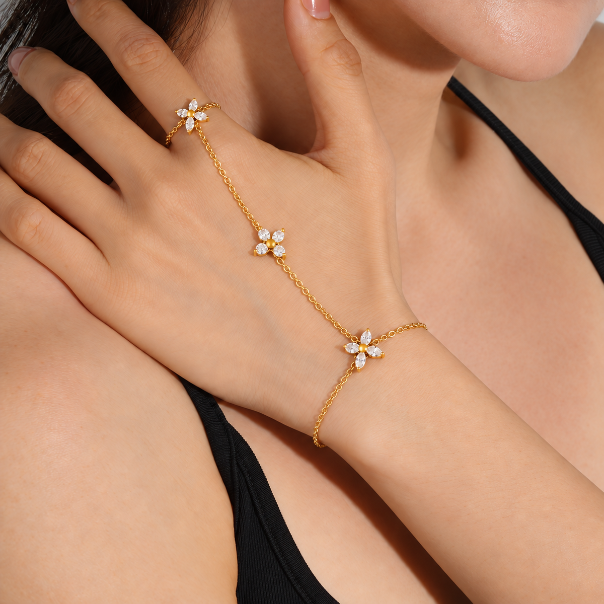 Elowen Crystal Hand Chain – Handkette aus Edelstahl, vergoldet, Ring und Zirkonia-Motiv – Ansicht 4