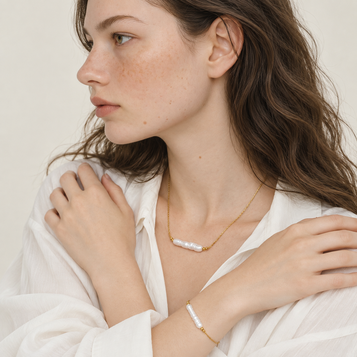 Evia Pearl Set – Kette und Armband aus Edelstahl, vergoldet, längliche Naturperle – Ansicht 4