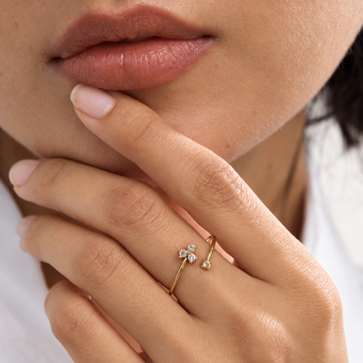 Flora Spark Ring – Ring aus Edelstahl, vergoldet, offene Form mit Zirkonia-Blüte – Ansicht 2