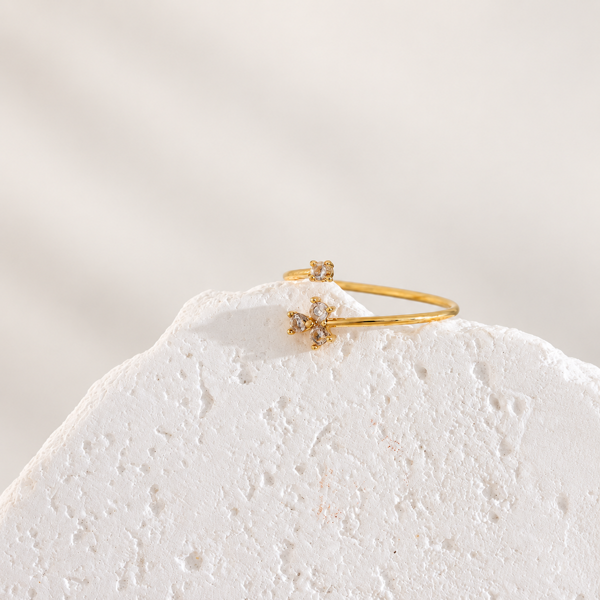 Flora Spark Ring – Ring aus Edelstahl, vergoldet, offene Form mit Zirkonia-Blüte – Ansicht 3