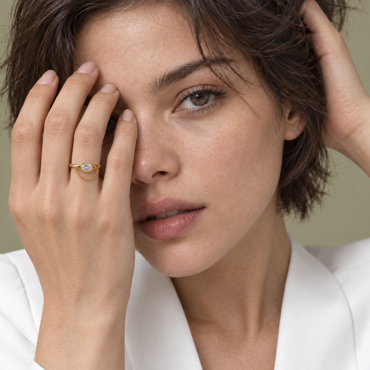 Liora Chain Ring – verstellbarer Ring aus Edelstahl, vergoldet, mit feiner Kette und Zirkonia – Ansicht 2