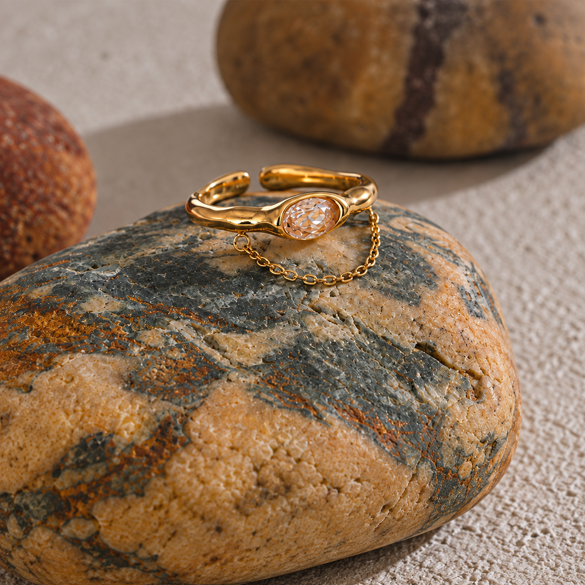 Liora Chain Ring – verstellbarer Ring aus Edelstahl, vergoldet, mit feiner Kette und Zirkonia – Ansicht 3