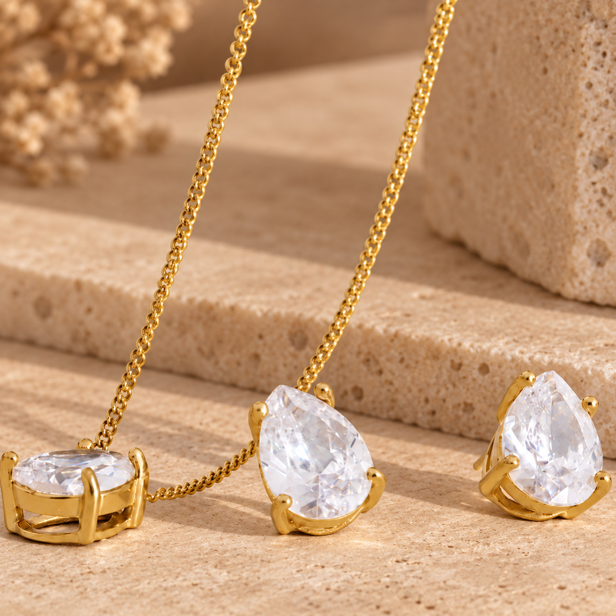 Livia Drop Kette – Kette mit Anhänger aus Edelstahl, vergoldet, Zirkonia im Tropfenschliff – Ansicht 4