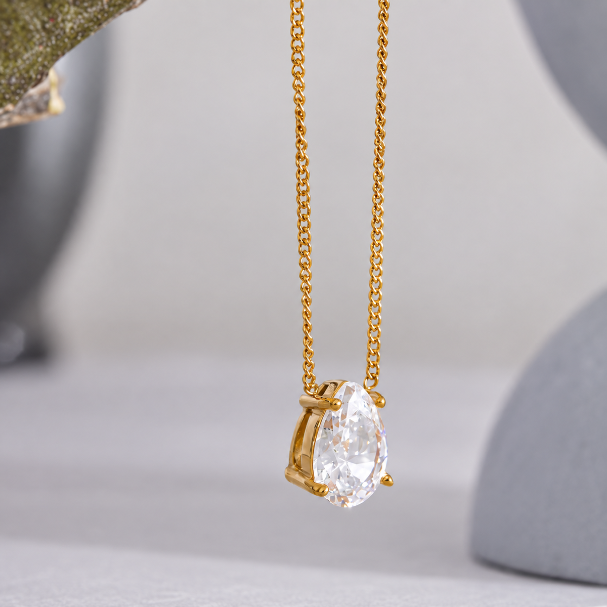 Livia Drop Kette – Kette mit Anhänger aus Edelstahl, vergoldet, Zirkonia im Tropfenschliff – Ansicht 3