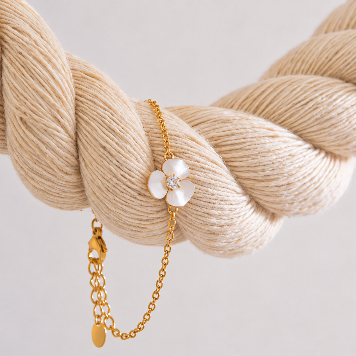 Marielle Bloom Armband – Armband aus Edelstahl, vergoldet, Muschel-Blüte mit Zirkonia – Ansicht 3