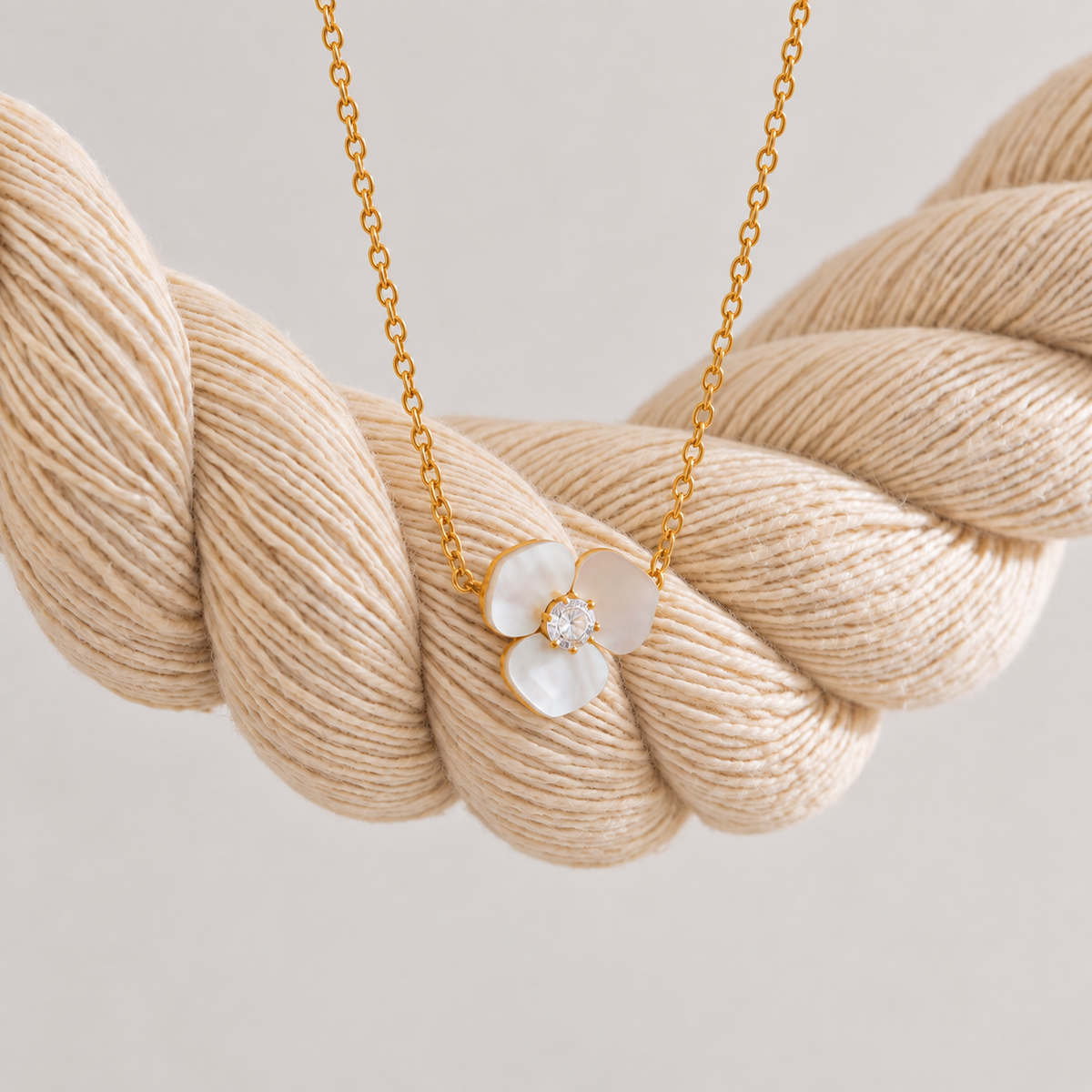 Marielle Bloom Halskette – Kette mit Anhänger aus Edelstahl, vergoldet, Muschel-Blüte mit Zirkonia – Ansicht 3