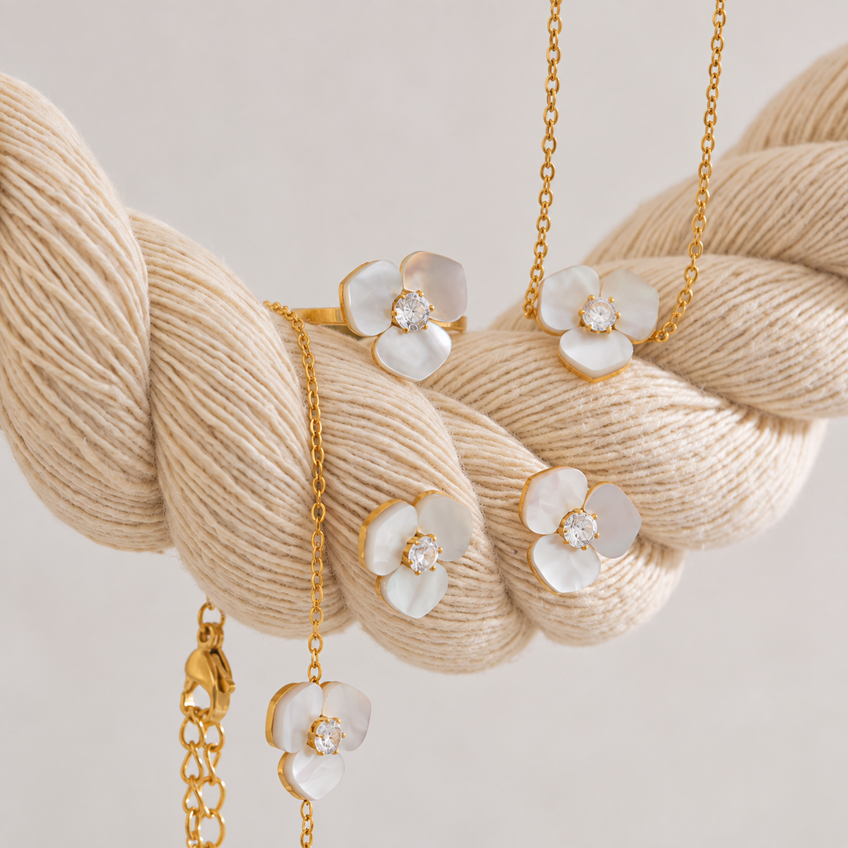 Marielle Bloom Halskette – Kette mit Anhänger aus Edelstahl, vergoldet, Muschel-Blüte mit Zirkonia – Ansicht 4