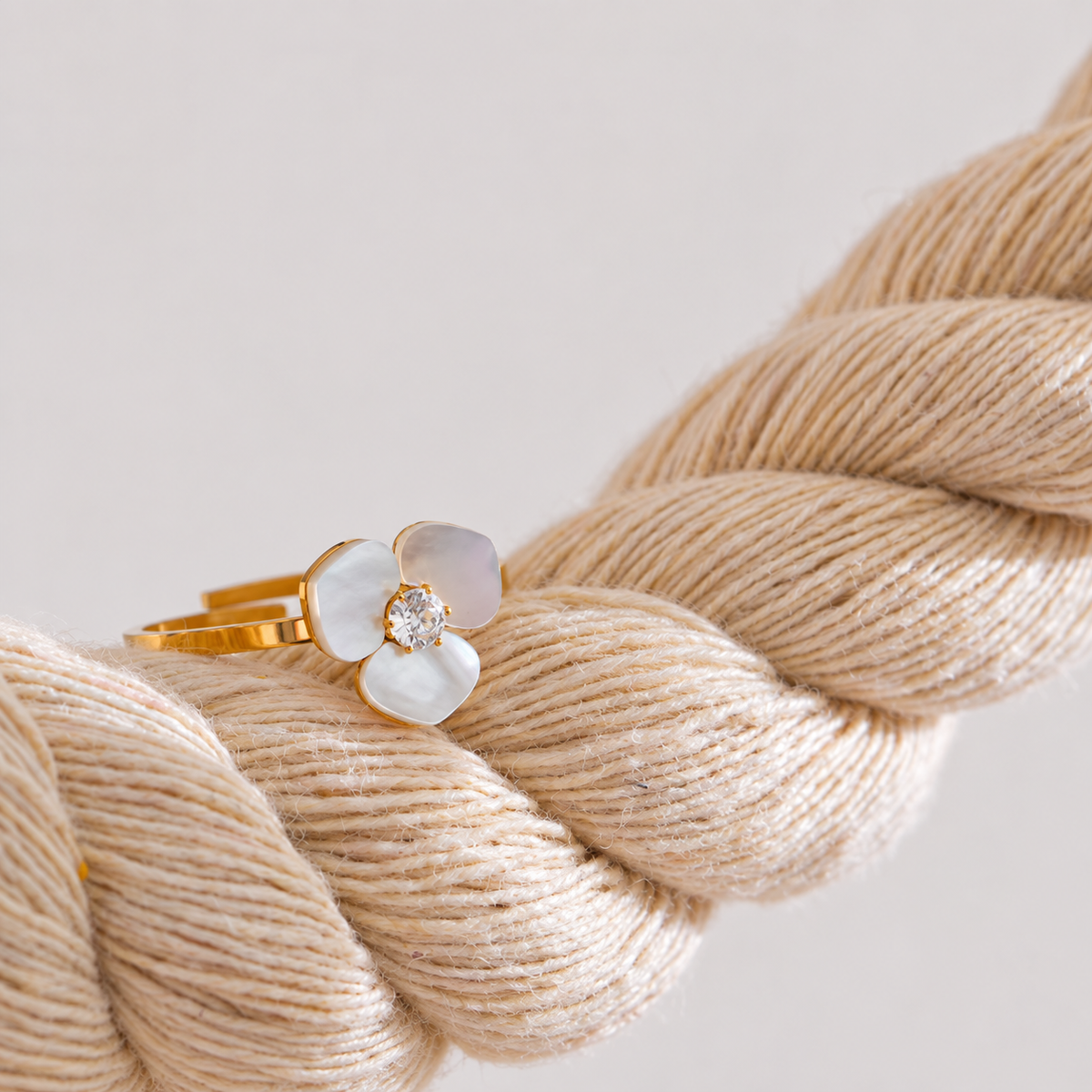 Marielle Bloom Ring – Ring aus Edelstahl, vergoldet, offene Form mit Muschel-Blüte – Ansicht 3
