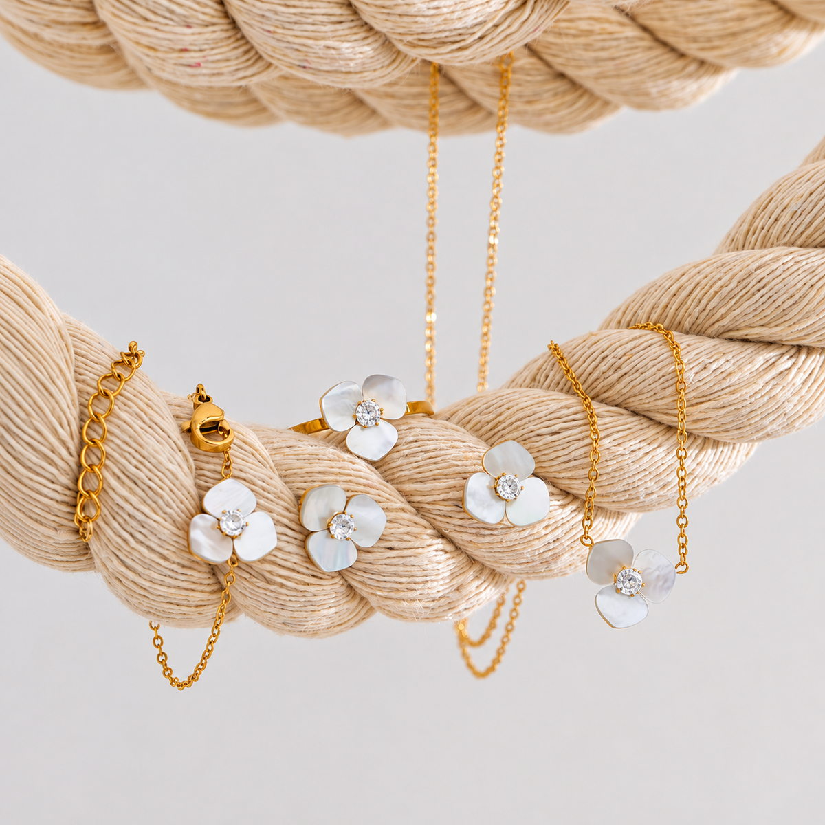 Marielle Bloom Set – Schmuckset aus Edelstahl, vergoldet, vier Teile mit Muschel-Blüten – Ansicht 3
