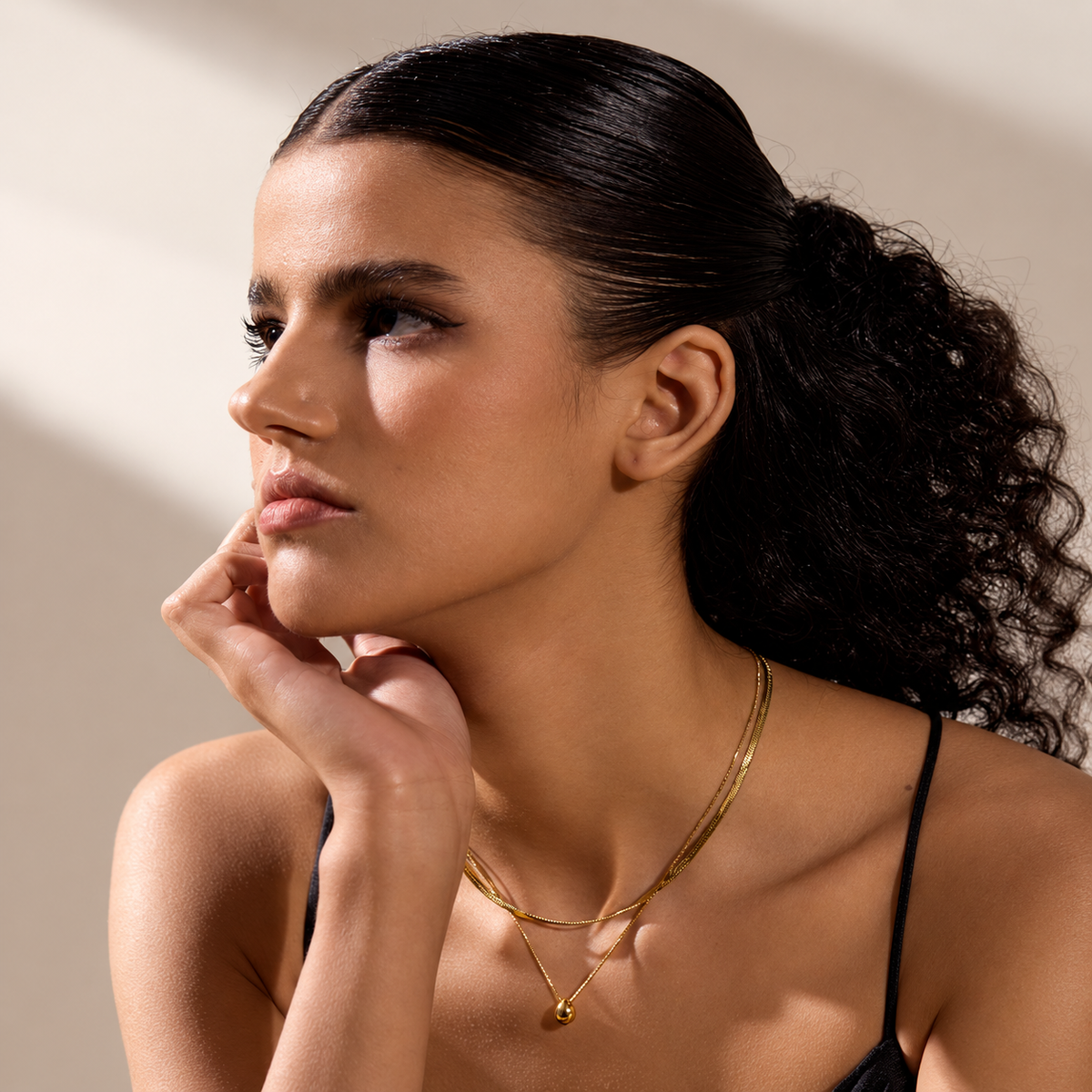 Mira Layer Drop Kette – Layering-Kette aus Edelstahl, vergoldet, Schlangenkette und Tropfenanhänger – Ansicht 2