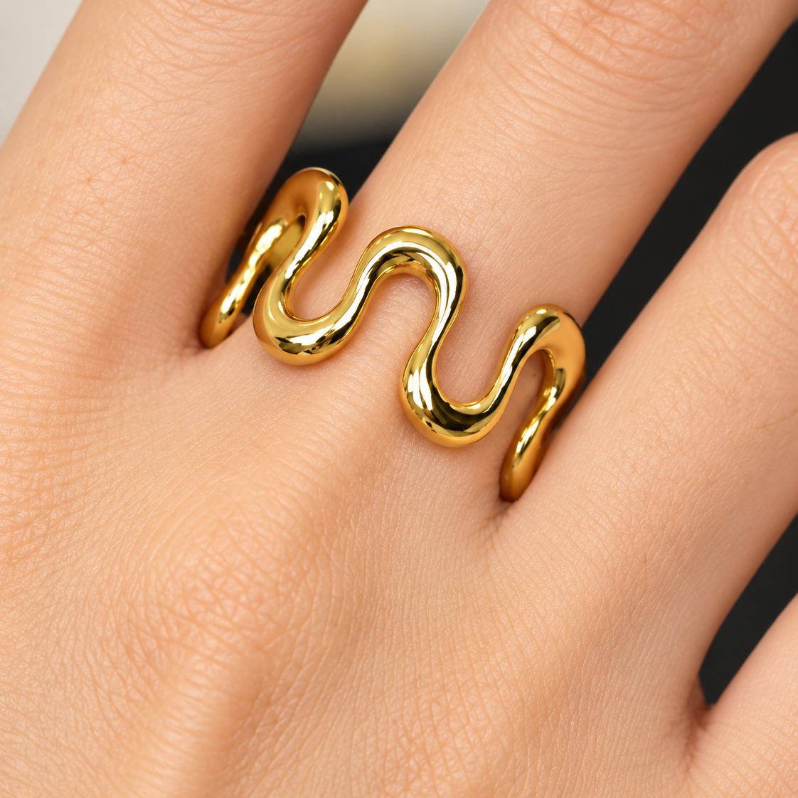 Mireva Wave Ring – verstellbarer Ring aus Edelstahl, vergoldet, geschwungene Wellenlinien – Ansicht 2