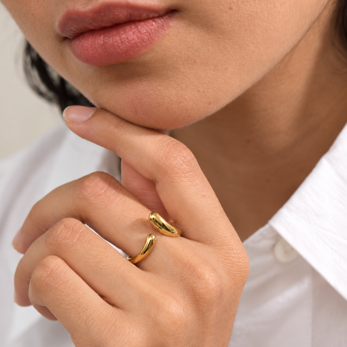 Naya Wave Ring – Ring aus Edelstahl, vergoldet, schmale offene Wellenform – Ansicht 2