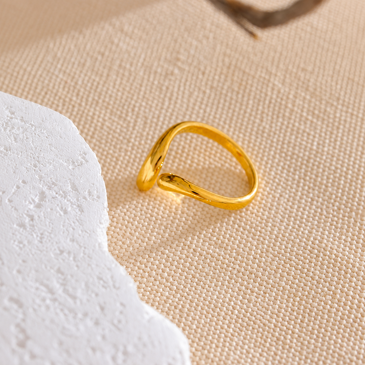 Naya Wave Ring – Ring aus Edelstahl, vergoldet, schmale offene Wellenform – Ansicht 3