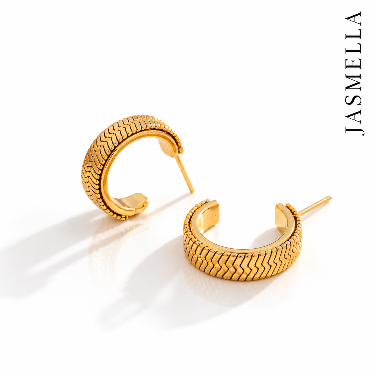 Nerina Snake Hoops – Creolen aus Edelstahl, vergoldet, Oberfläche im Schlangenketten-Look – Ansicht 2