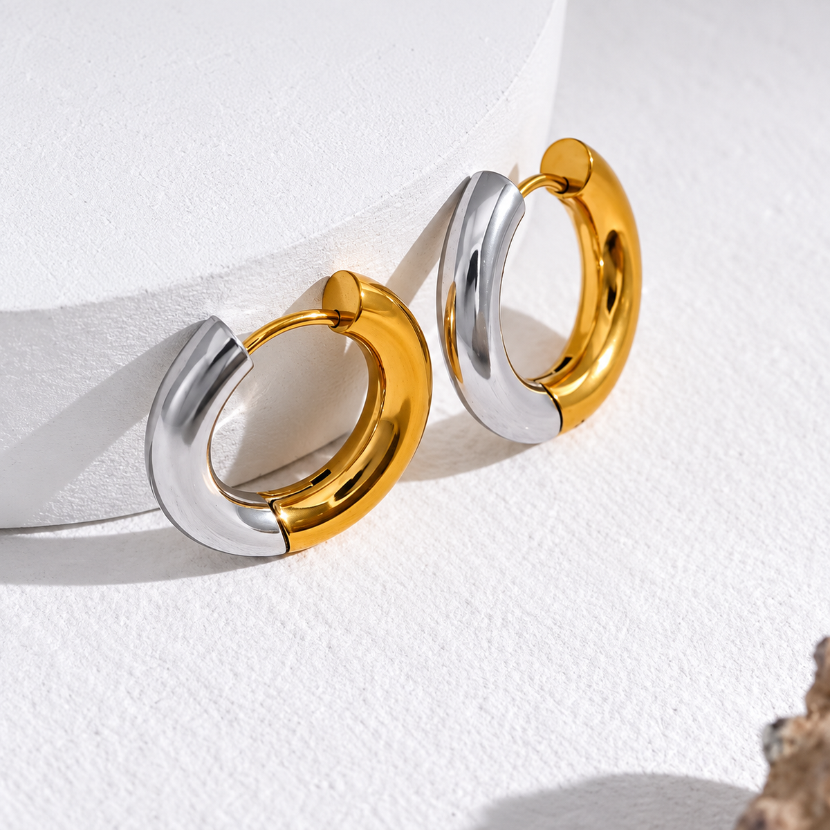 Nova Duo Creolen – zweifarbige Creolen aus Edelstahl, vergoldet, geometrisch in Gold und Silber – Ansicht 4