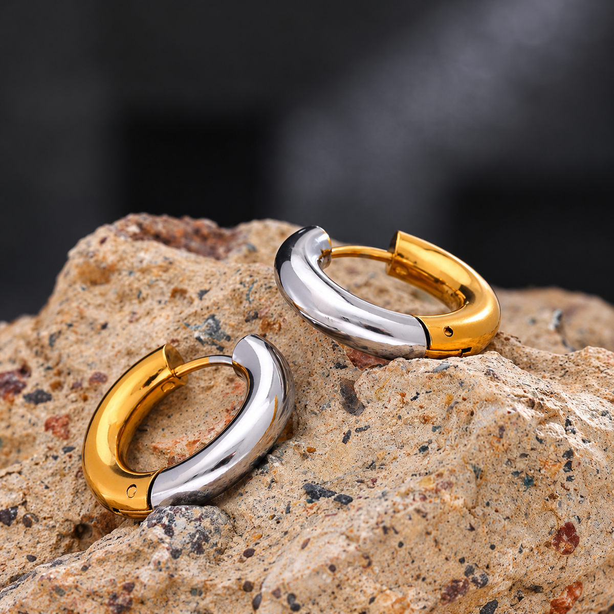Nova Duo Creolen – zweifarbige Creolen aus Edelstahl, vergoldet, geometrisch in Gold und Silber – Ansicht 3