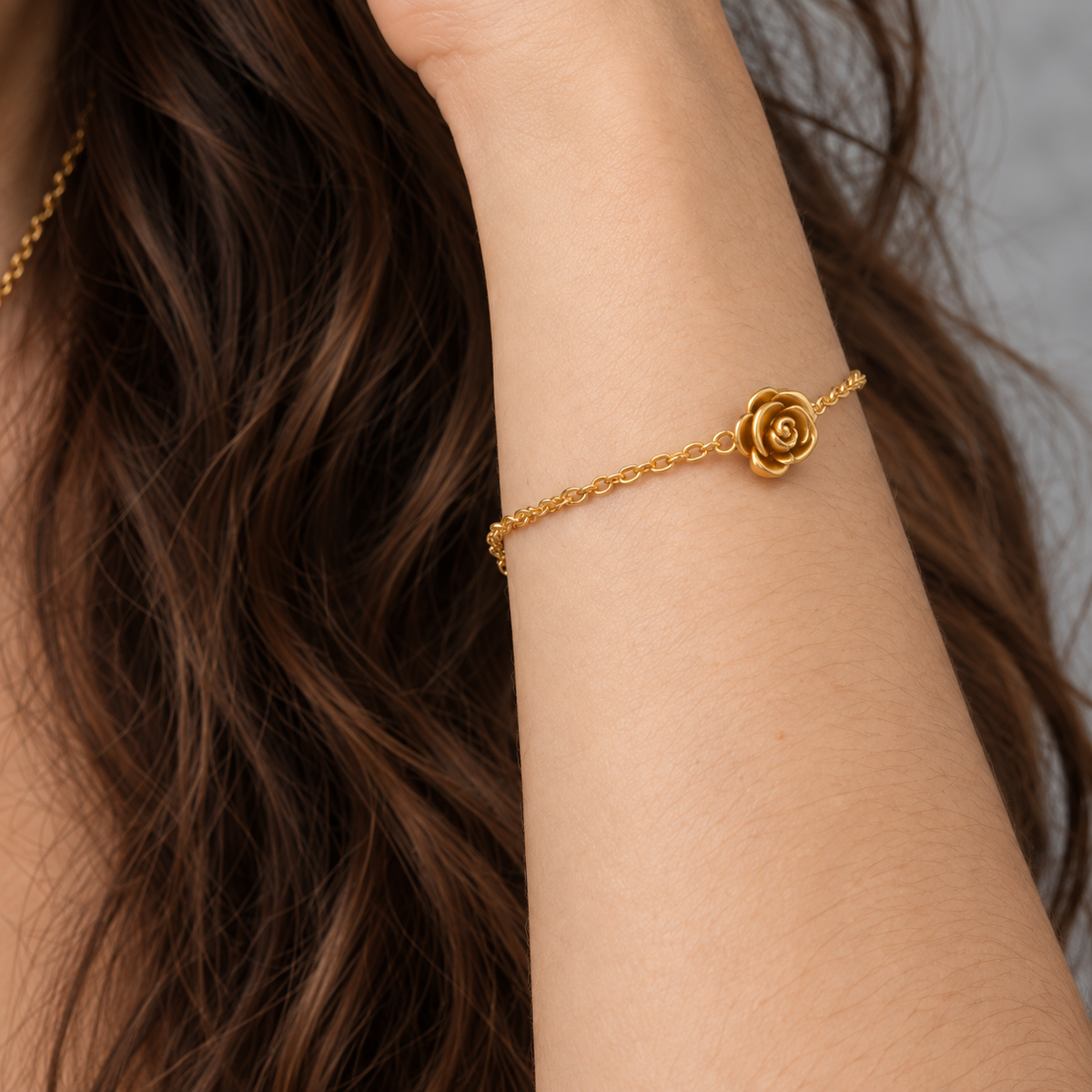 Rosalie Bloom Armband – Armband aus Edelstahl, vergoldet, kleiner plastischer Rosenanhänger – Ansicht 3