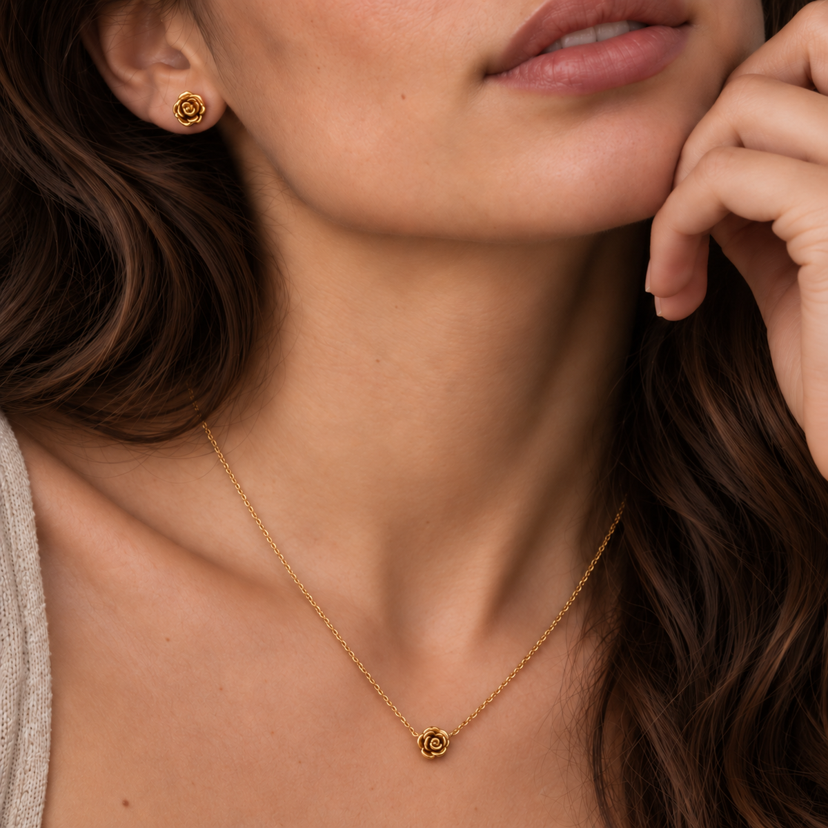 Rosalie Bloom Kette – Halskette aus Edelstahl, vergoldet, plastischer Rosenanhänger – Ansicht 2