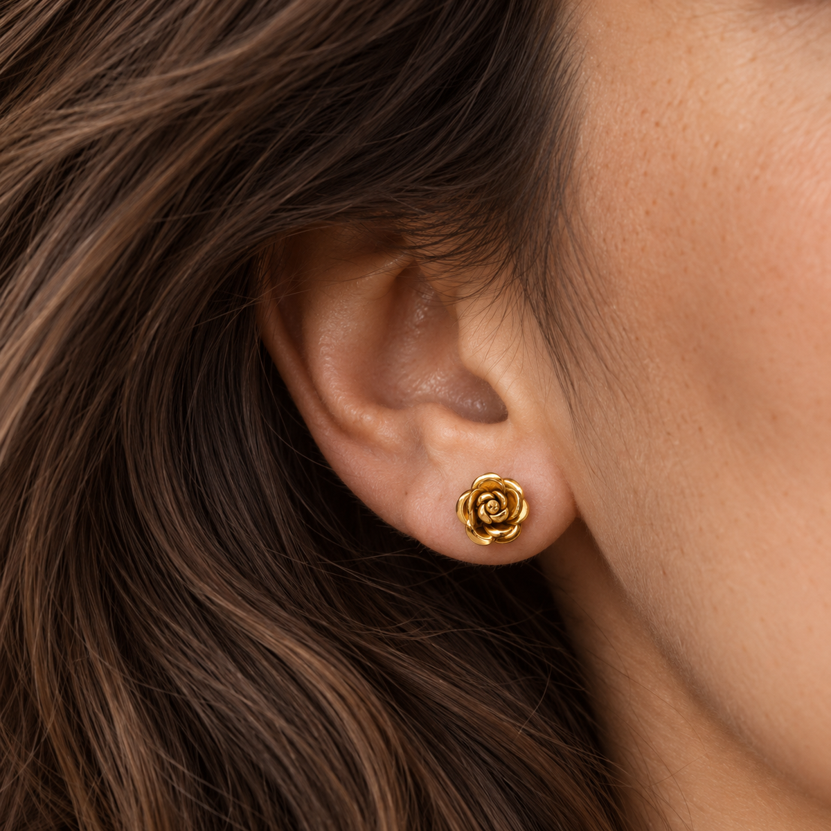 Rosalie Bloom Ohrstecker – Ohrstecker aus Edelstahl, vergoldet, plastisch gearbeitete Rose – Ansicht 2