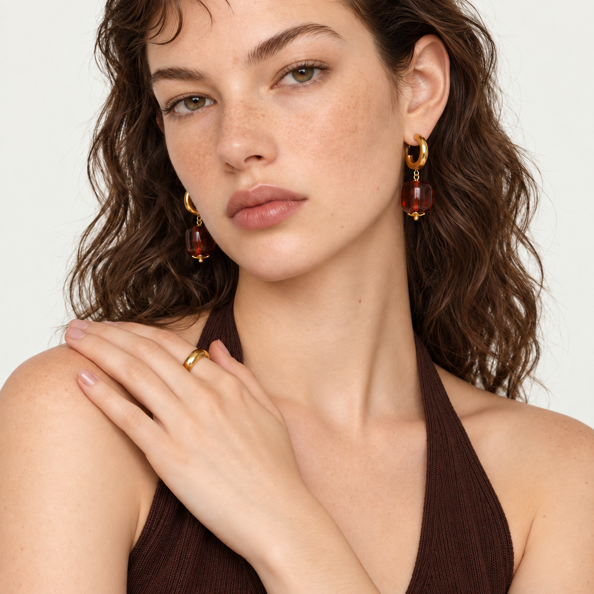 Savia Resin Hoops – Creolen aus Edelstahl, vergoldet, organischer Harz-Anhänger – Ansicht 2