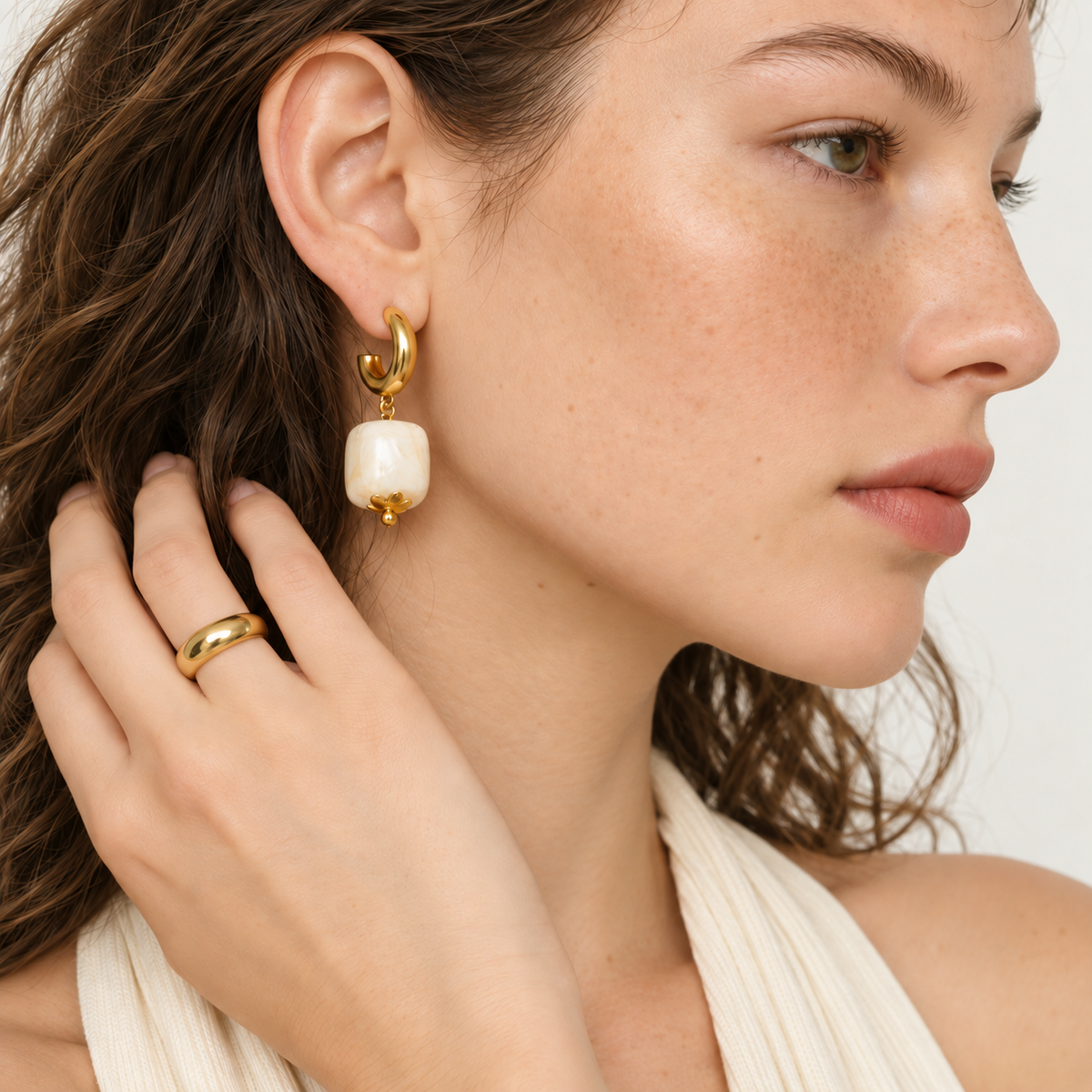 Savia Resin Hoops – Creolen aus Edelstahl, vergoldet, organischer Harz-Anhänger – Ansicht 3