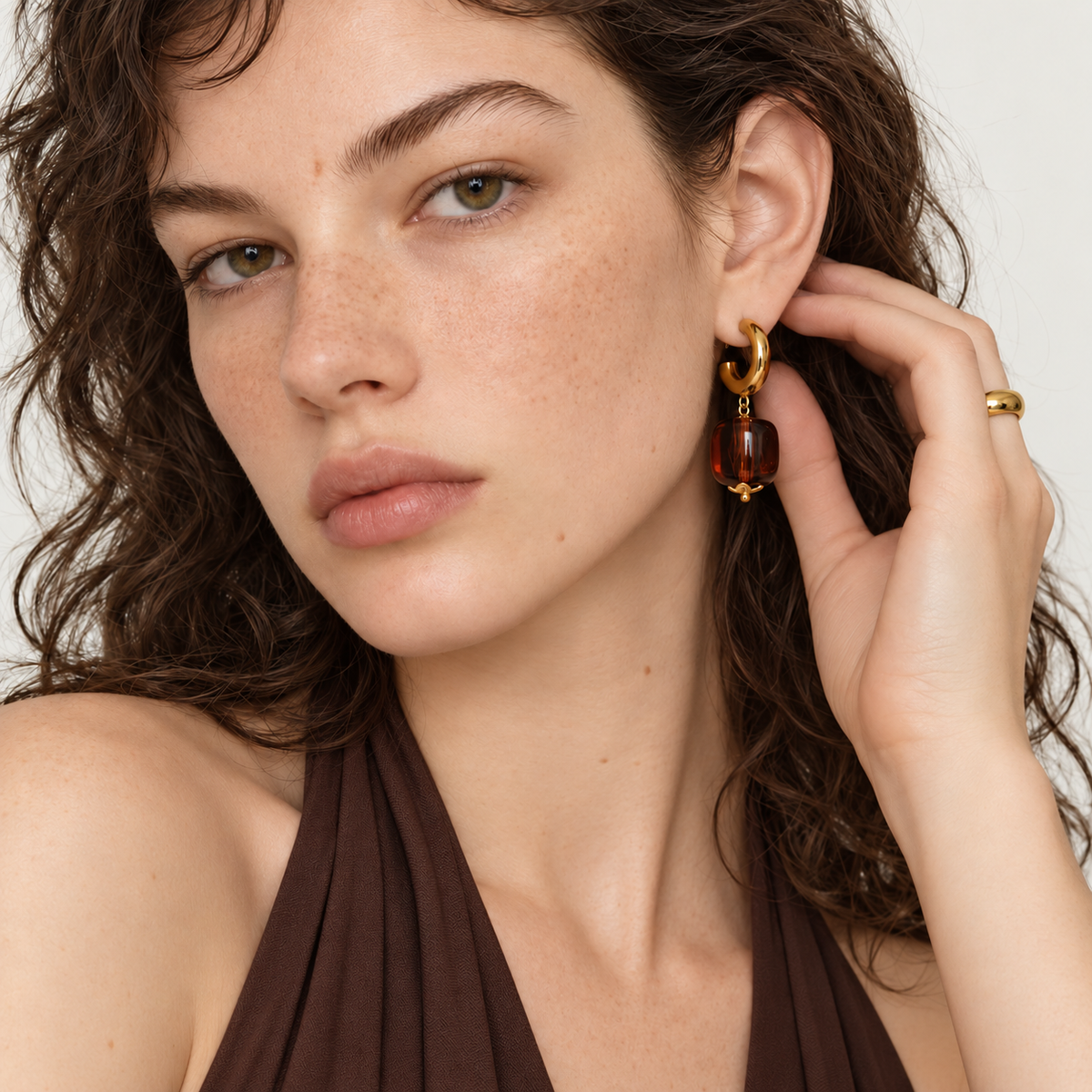 Savia Resin Hoops – Creolen aus Edelstahl, vergoldet, organischer Harz-Anhänger – Ansicht 4