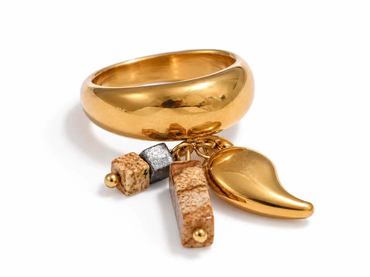 Sienna Stone Charm Ring – Ring aus Edelstahl, vergoldet, mit beweglichen Charms und Naturstein