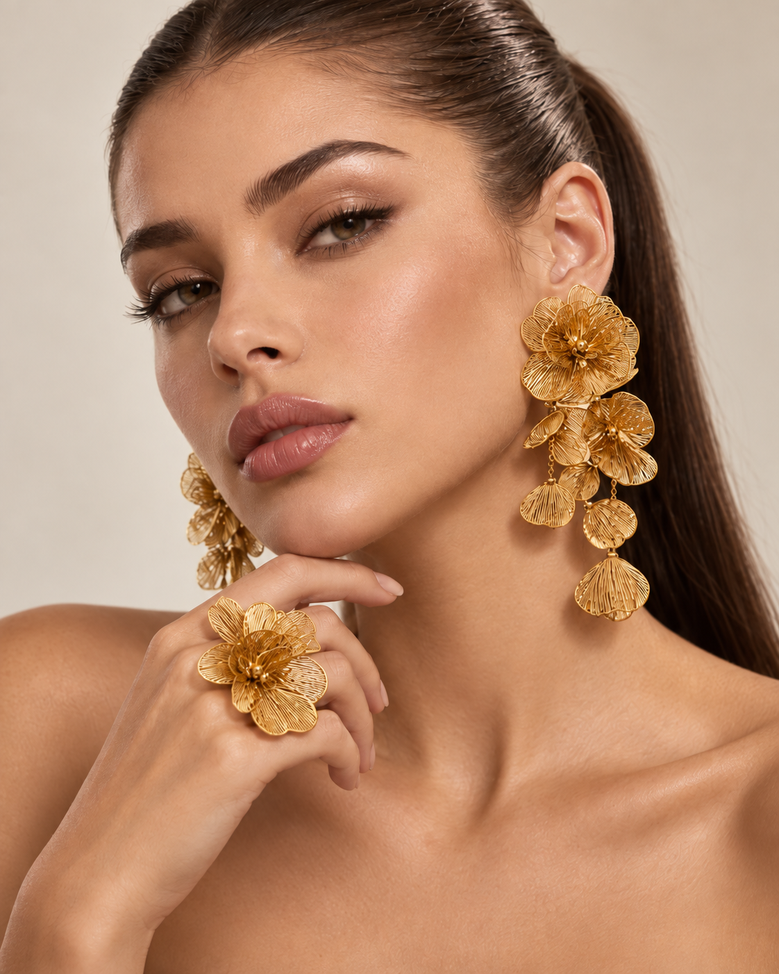 Solea Filigree Set – filigrane goldene Ohrringe und Ring am Model