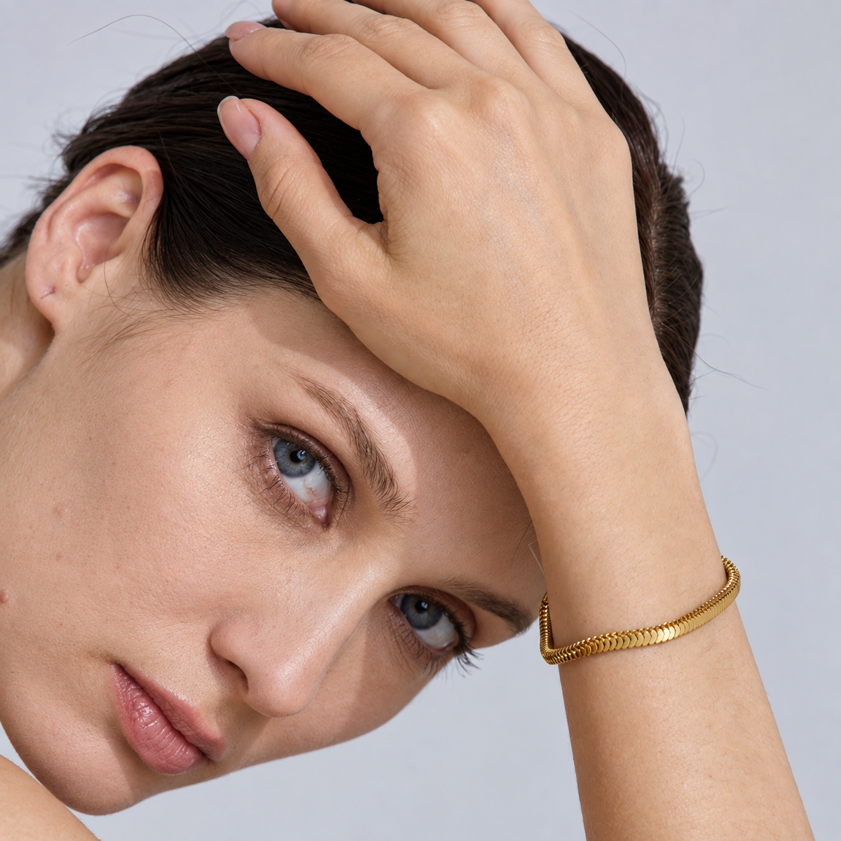 Sorella Armband – Armband aus Edelstahl, vergoldet, klare Form mit 4 mm Stärke – Ansicht 2